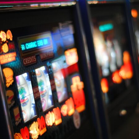 Online Slots vs. Land-Based Casinos: The Complete Budget and Play Style Analysis for African Players