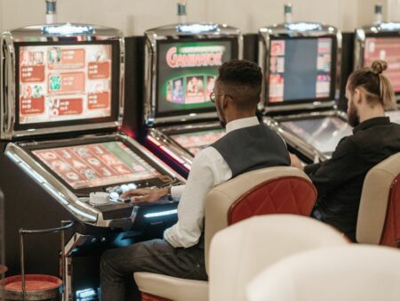 How Online Casino Games Really Work: RNG vs Live Dealer Explained