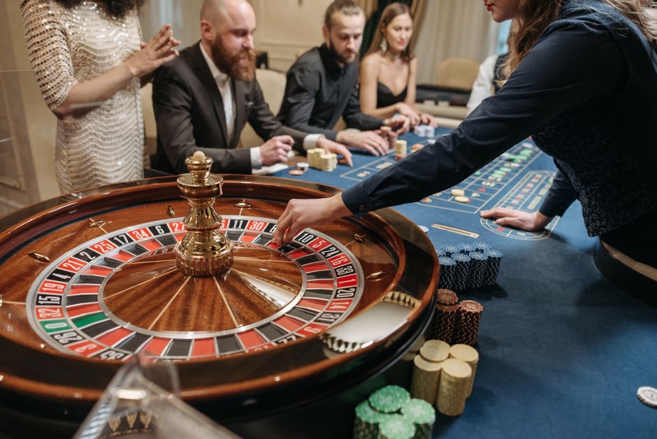 live roulette dealer